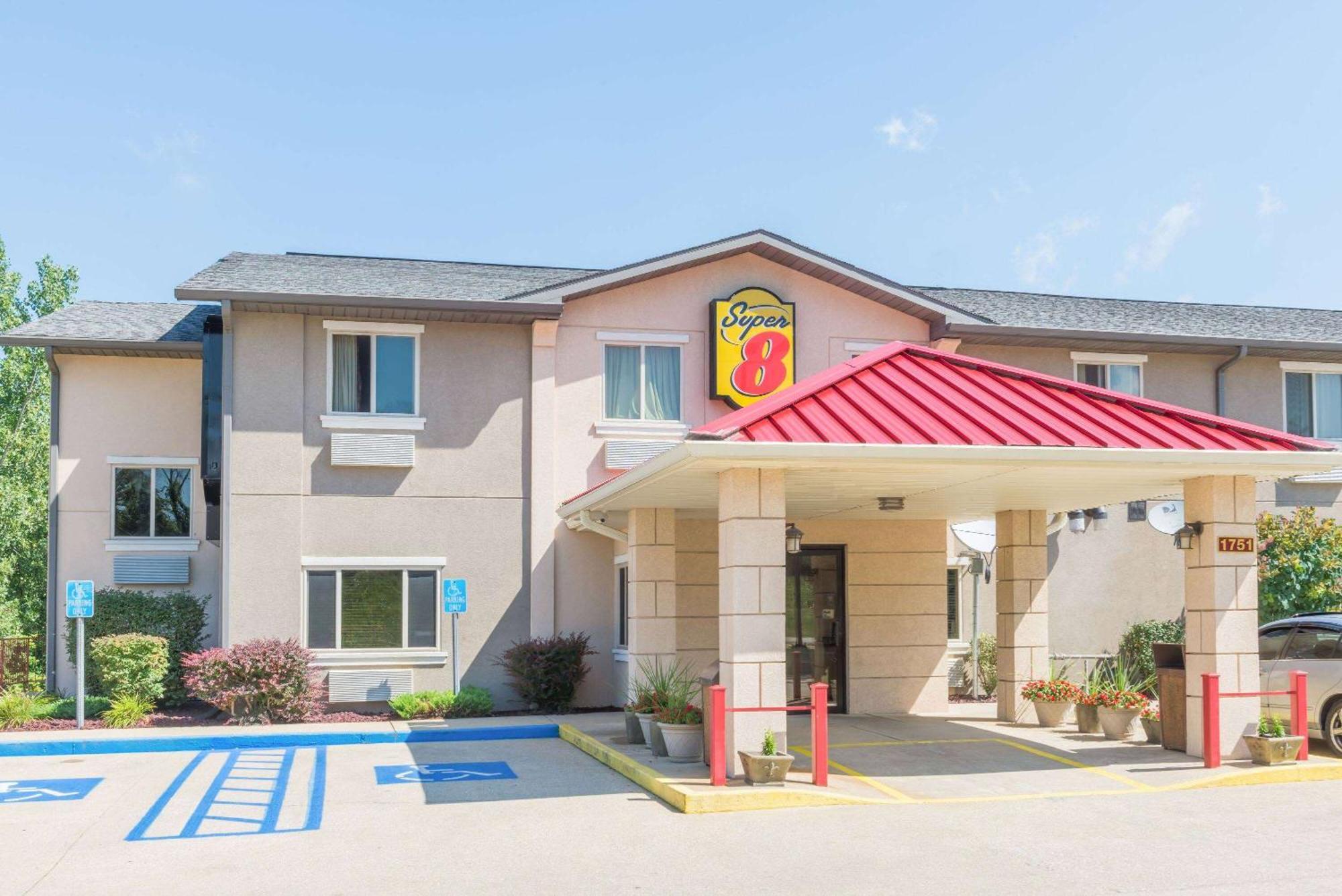 Super 8 By Wyndham Bloomington University Area Dış mekan fotoğraf