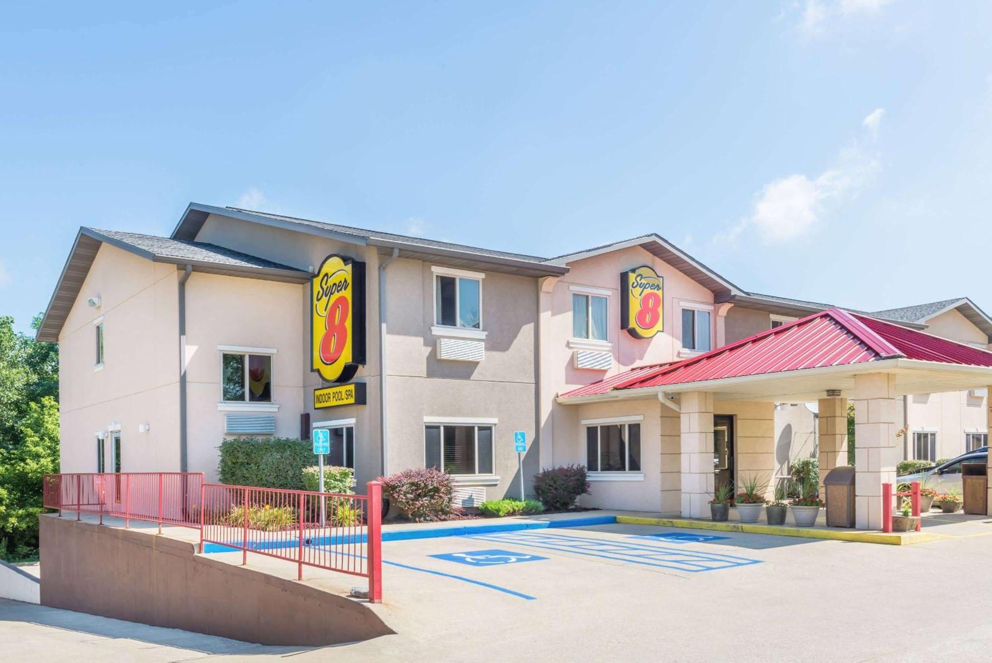 Super 8 By Wyndham Bloomington University Area Dış mekan fotoğraf