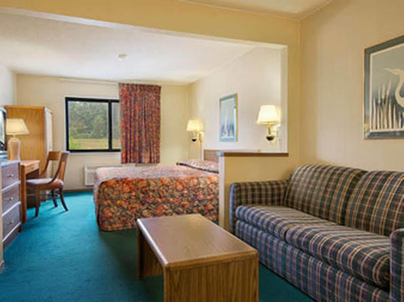 Super 8 By Wyndham Bloomington University Area Dış mekan fotoğraf